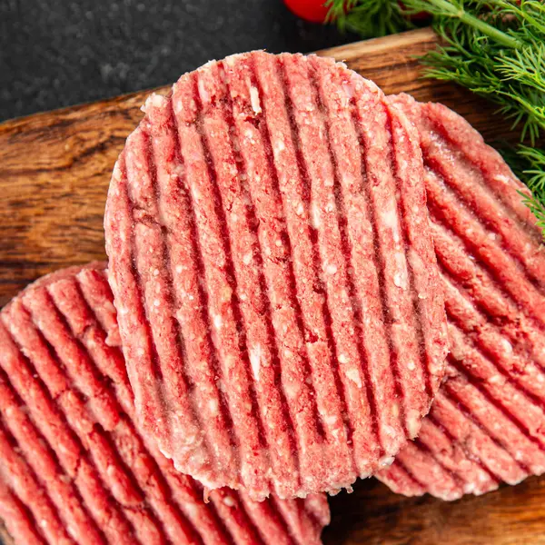 Çiğ et pirzolası domuz eti eti et yemeği organik lezzetli gurme yemek arka planı masa rustik gıda üst görünüm fotokopi alanı