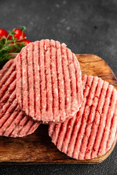 Çiğ et pirzolası domuz eti eti et yemeği organik lezzetli gurme yemek arka planı masa rustik gıda üst görünüm fotokopi alanı