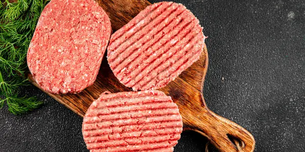 Çiğ et pirzolası domuz eti eti et yemeği organik lezzetli gurme yemek arka planı masa rustik gıda üst görünüm fotokopi alanı