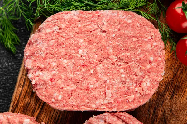 Çiğ et pirzolası domuz eti eti et yemeği organik lezzetli gurme yemek arka planı masa rustik gıda üst görünüm fotokopi alanı