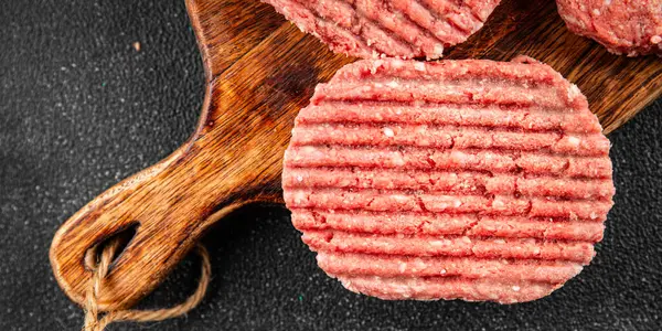 Çiğ et pirzolası domuz eti eti et yemeği organik lezzetli gurme yemek arka planı masa rustik gıda üst görünüm fotokopi alanı