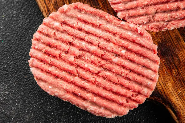 Çiğ et pirzolası domuz eti eti et yemeği organik lezzetli gurme yemek arka planı masa rustik gıda üst görünüm fotokopi alanı