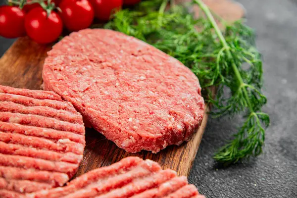 Çiğ et pirzolası domuz eti eti et yemeği organik lezzetli gurme yemek arka planı masa rustik gıda üst görünüm fotokopi alanı