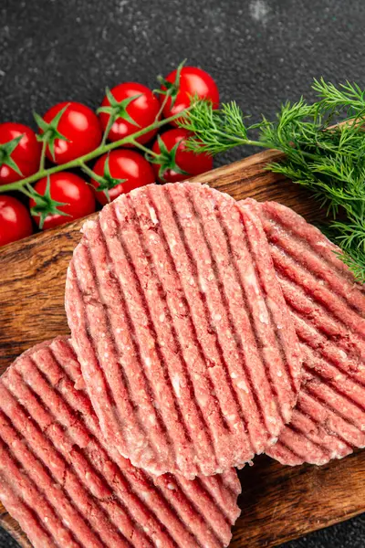 Çiğ et pirzolası domuz eti eti et yemeği organik lezzetli gurme yemek arka planı masa rustik gıda üst görünüm fotokopi alanı