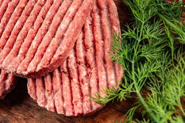 Çiğ et pirzolası domuz eti eti et yemeği organik lezzetli gurme yemek arka planı masa rustik gıda üst görünüm fotokopi alanı