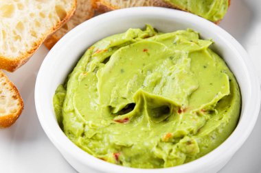 Guacamole soslu avokado sosu sebzeler organik taze lezzetli gurme yemek arkaplanı masa kırsal yiyeceklerin üst görüntüsü fotokopi alanı. 