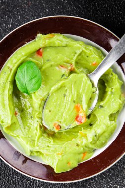 Guacamole soslu avokado sosu sebzeler organik taze lezzetli gurme yemek arkaplanı masa kırsal yiyeceklerin üst görüntüsü fotokopi alanı. 