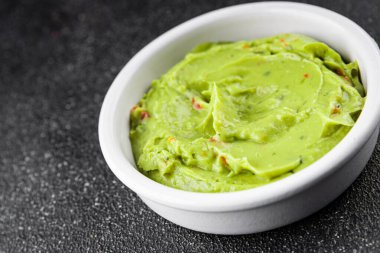 Guacamole soslu avokado sosu sebzeler organik taze lezzetli gurme yemek arkaplanı masa kırsal yiyeceklerin üst görüntüsü fotokopi alanı. 