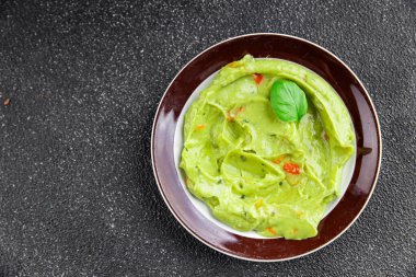 Guacamole soslu avokado sosu sebzeler organik taze lezzetli gurme yemek arkaplanı masa kırsal yiyeceklerin üst görüntüsü fotokopi alanı. 