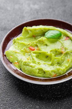 Guacamole soslu avokado sosu sebzeler organik taze lezzetli gurme yemek arkaplanı masa kırsal yiyeceklerin üst görüntüsü fotokopi alanı. 