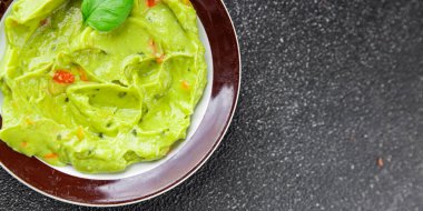 Guacamole soslu avokado sosu sebzeler organik taze lezzetli gurme yemek arkaplanı masa kırsal yiyeceklerin üst görüntüsü fotokopi alanı. 