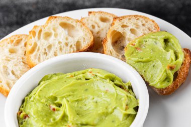 Guacamole soslu avokado sosu sebzeler organik taze lezzetli gurme yemek arkaplanı masa kırsal yiyeceklerin üst görüntüsü fotokopi alanı. 
