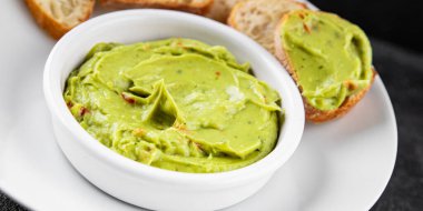 Guacamole soslu avokado sosu sebzeler organik taze lezzetli gurme yemek arkaplanı masa kırsal yiyeceklerin üst görüntüsü fotokopi alanı. 