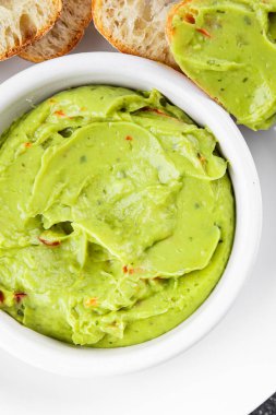 Guacamole soslu avokado sosu sebzeler organik taze lezzetli gurme yemek arkaplanı masa kırsal yiyeceklerin üst görüntüsü fotokopi alanı. 