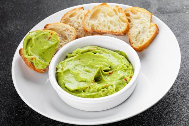 Guacamole soslu avokado sosu sebzeler organik taze lezzetli gurme yemek arkaplanı masa kırsal yiyeceklerin üst görüntüsü fotokopi alanı. 