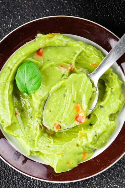 Guacamole soslu avokado sosu sebzeler organik taze lezzetli gurme yemek arkaplanı masa kırsal yiyeceklerin üst görüntüsü fotokopi alanı. 