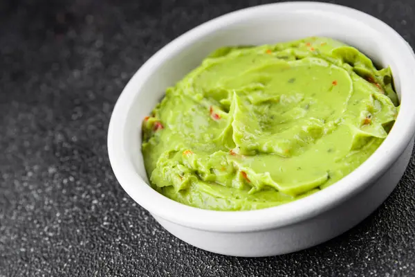 Guacamole soslu avokado sosu sebzeler organik taze lezzetli gurme yemek arkaplanı masa kırsal yiyeceklerin üst görüntüsü fotokopi alanı. 