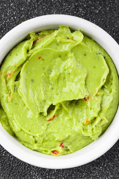 Guacamole soslu avokado sosu sebzeler organik taze lezzetli gurme yemek arkaplanı masa kırsal yiyeceklerin üst görüntüsü fotokopi alanı. 