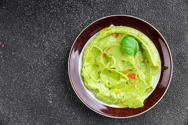Guacamole soslu avokado sosu sebzeler organik taze lezzetli gurme yemek arkaplanı masa kırsal yiyeceklerin üst görüntüsü fotokopi alanı. 