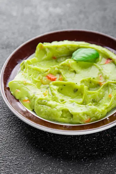 Guacamole soslu avokado sosu sebzeler organik taze lezzetli gurme yemek arkaplanı masa kırsal yiyeceklerin üst görüntüsü fotokopi alanı. 