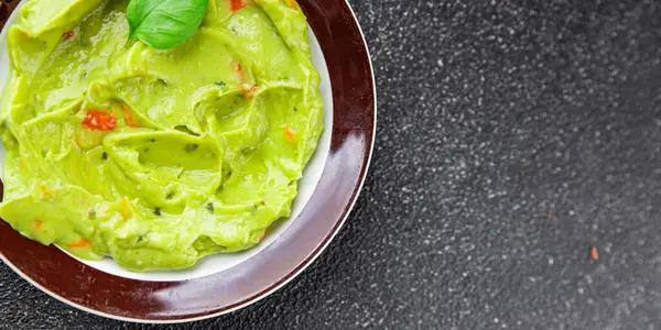 Guacamole soslu avokado sosu sebzeler organik taze lezzetli gurme yemek arkaplanı masa kırsal yiyeceklerin üst görüntüsü fotokopi alanı. 