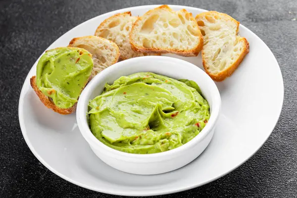 Guacamole soslu avokado sosu sebzeler organik taze lezzetli gurme yemek arkaplanı masa kırsal yiyeceklerin üst görüntüsü fotokopi alanı. 