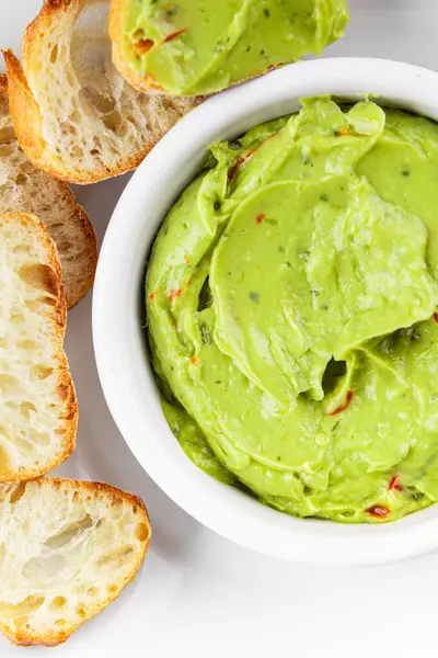 Guacamole soslu avokado sosu sebzeler organik taze lezzetli gurme yemek arkaplanı masa kırsal yiyeceklerin üst görüntüsü fotokopi alanı. 