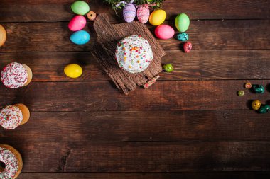 Paskalya pastası tatlı pasta geleneksel bayram hristiyanlığı organik ürün taze lezzetli gurme yemek arkaplanı masa kırsal gıdaların üst görünümü fotokopi alanı