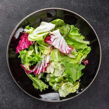 Salata karışımı buzdağı, batavya, marul, turşu, romano, arkadaş iştahlı sebzeler organik lezzetli gurme yemek arka planı masa fotokopisi alanı keto paleo diyet vejetaryen vejetaryen.