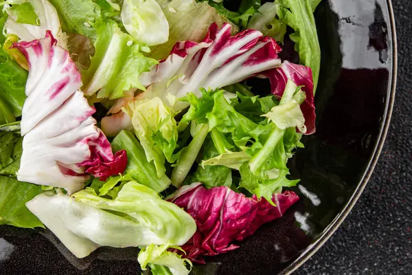 Salata karışımı buzdağı, batavya, marul, turşu, romano, arkadaş iştahlı sebzeler organik lezzetli gurme yemek arka planı masa fotokopisi alanı keto paleo diyet vejetaryen vejetaryen.
