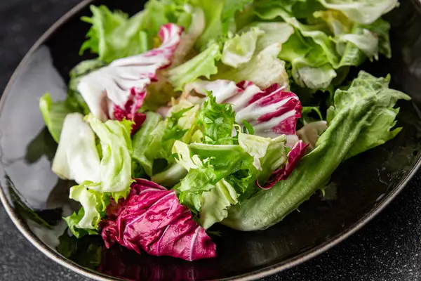 Salata karışımı buzdağı, batavya, marul, turşu, romano, arkadaş iştahlı sebzeler organik lezzetli gurme yemek arka planı masa fotokopisi alanı keto paleo diyet vejetaryen vejetaryen.