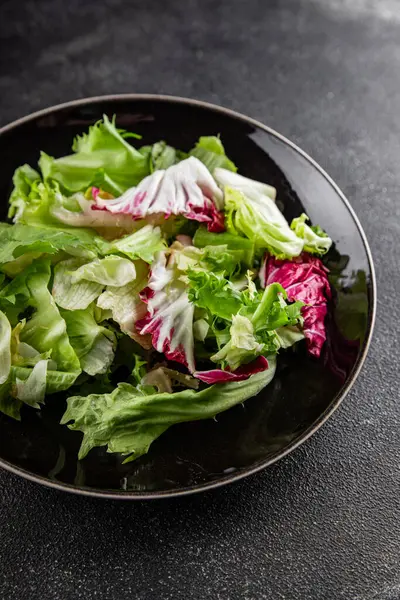 Salata karışımı buzdağı, batavya, marul, turşu, romano, arkadaş iştahlı sebzeler organik lezzetli gurme yemek arka planı masa fotokopisi alanı keto paleo diyet vejetaryen vejetaryen.