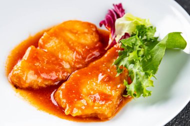 Balık domates sosu beyaz balık fileto aperatifi organik lezzetli gurme yemek arkaplanı masaya rustik yiyecekler fotokopi alanı keto paleo diyet vejetaryen diyeti