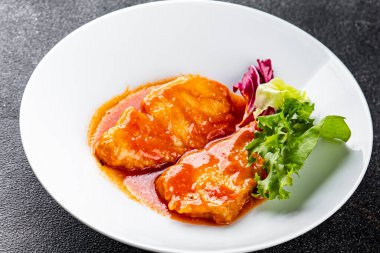 Balık domates sosu beyaz balık fileto aperatifi organik lezzetli gurme yemek arkaplanı masaya rustik yiyecekler fotokopi alanı keto paleo diyet vejetaryen diyeti