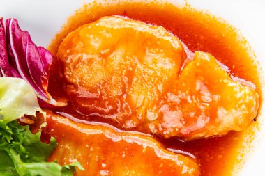 Balık domates sosu beyaz balık fileto aperatifi organik lezzetli gurme yemek arkaplanı masaya rustik yiyecekler fotokopi alanı keto paleo diyet vejetaryen diyeti