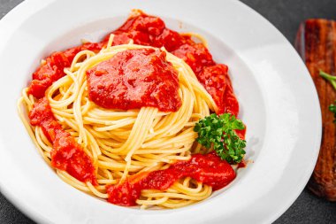 Spagetti bolonez makarna sosu lezzetli lezzetli lezzetli gurme yemek arka plan masa kırsal yemek üst görünüm fotokopi alanı