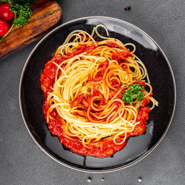Spagetti bolonez makarna sosu lezzetli lezzetli lezzetli gurme yemek arka plan masa kırsal yemek üst görünüm fotokopi alanı