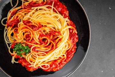 Spagetti bolonez makarna sosu lezzetli lezzetli lezzetli gurme yemek arka plan masa kırsal yemek üst görünüm fotokopi alanı