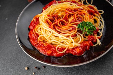 Spagetti bolonez makarna sosu lezzetli lezzetli lezzetli gurme yemek arka plan masa kırsal yemek üst görünüm fotokopi alanı
