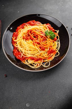 Spagetti bolonez makarna sosu lezzetli lezzetli lezzetli gurme yemek arka plan masa kırsal yemek üst görünüm fotokopi alanı