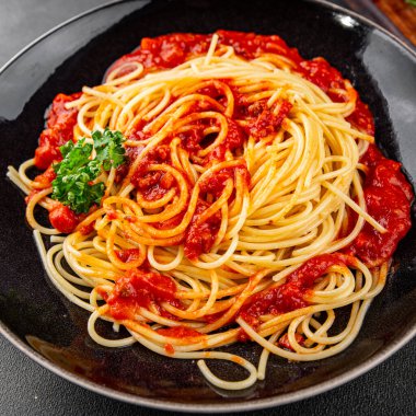 Spagetti bolonez makarna sosu lezzetli lezzetli lezzetli gurme yemek arka plan masa kırsal yemek üst görünüm fotokopi alanı