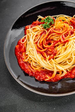 Spagetti bolonez makarna sosu lezzetli lezzetli lezzetli gurme yemek arka plan masa kırsal yemek üst görünüm fotokopi alanı