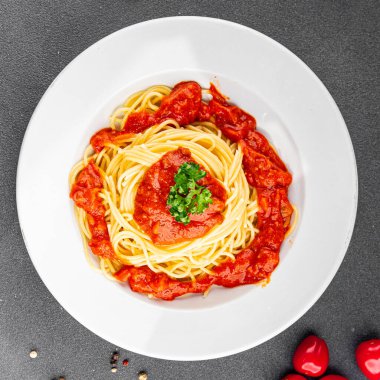 Spagetti bolonez makarna sosu lezzetli lezzetli lezzetli gurme yemek arka plan masa kırsal yemek üst görünüm fotokopi alanı
