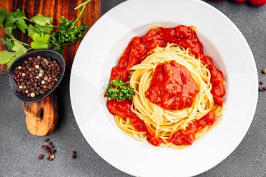 Spagetti bolonez makarna sosu lezzetli lezzetli lezzetli gurme yemek arka plan masa kırsal yemek üst görünüm fotokopi alanı