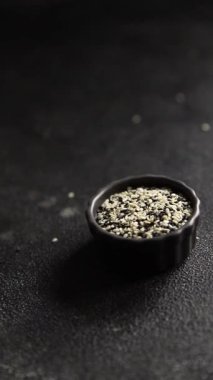 Susamlı baharat karışımı beyaz siyah lezzetli taze yemek arkaplanı masa rustik gıda üst görünümü kopyalama alanı