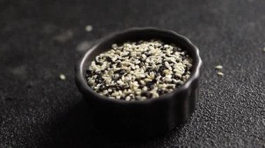 Susamlı baharat karışımı beyaz siyah lezzetli taze yemek arkaplanı masa rustik gıda üst görünümü kopyalama alanı