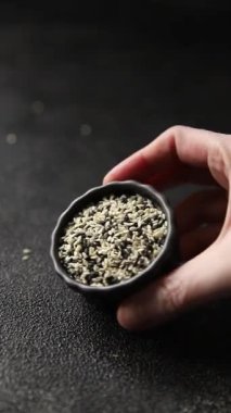 Susamlı baharat karışımı beyaz siyah lezzetli taze yemek arkaplanı masa rustik gıda üst görünümü kopyalama alanı