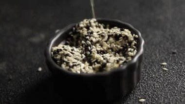 Susamlı baharat karışımı beyaz siyah lezzetli taze yemek arkaplanı masa rustik gıda üst görünümü kopyalama alanı