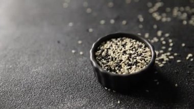 Susamlı baharat karışımı beyaz siyah lezzetli taze yemek arkaplanı masa rustik gıda üst görünümü kopyalama alanı