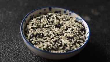 Susamlı baharat karışımı beyaz siyah lezzetli taze yemek arkaplanı masa rustik gıda üst görünümü kopyalama alanı